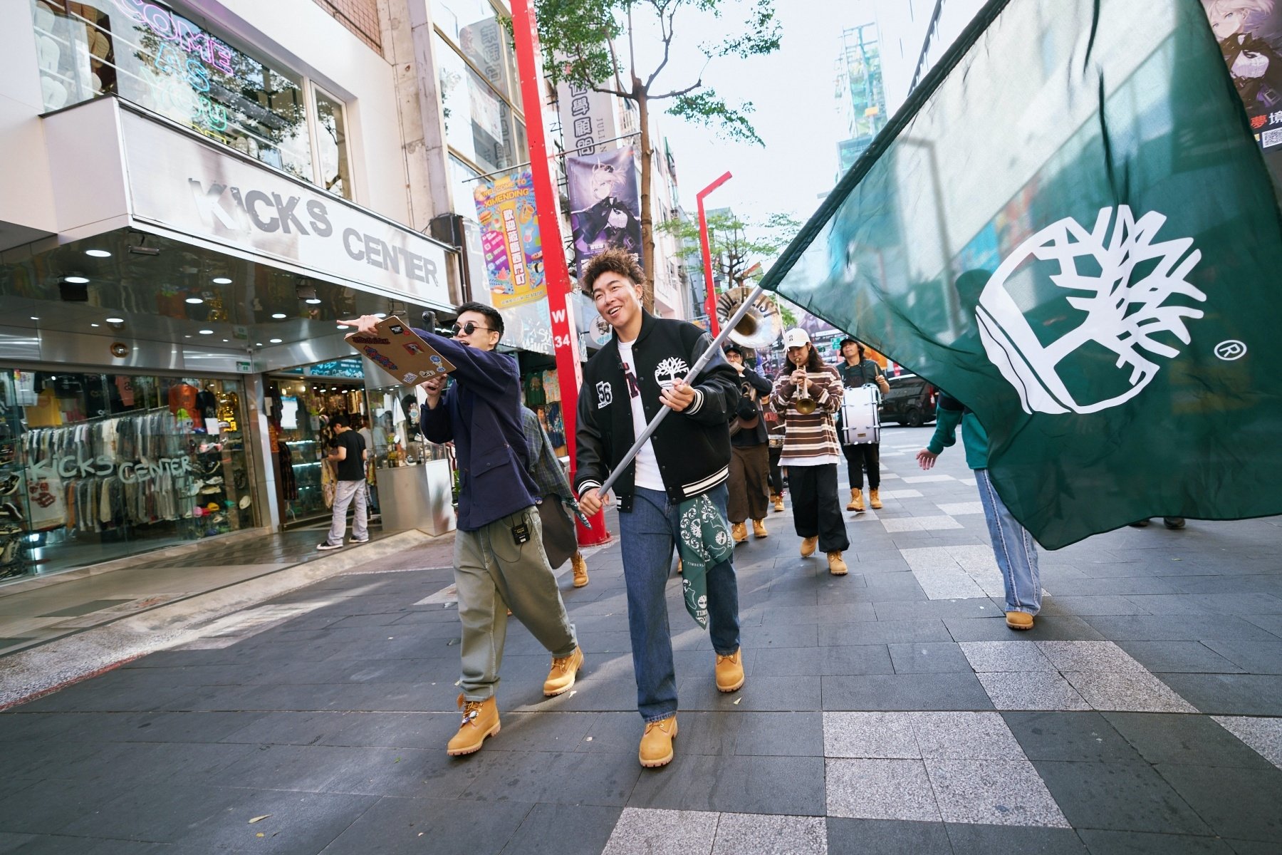Timberland 攜手郭泓志打造最街頭應援派對!不死鳥化身「踢不爛大隊長」搖旗遊行嗨翻街頭!
