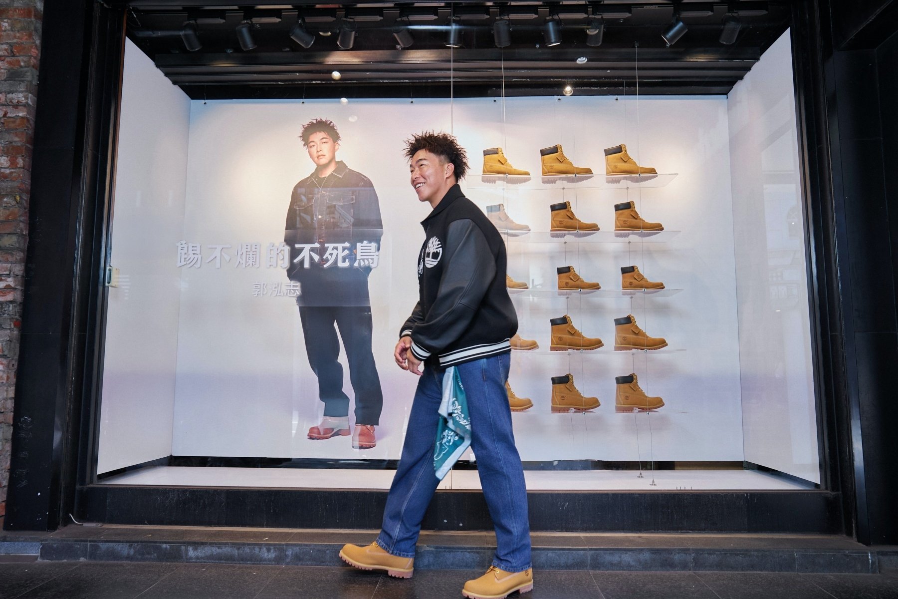 Timberland 攜手郭泓志打造最街頭應援派對!不死鳥化身「踢不爛大隊長」搖旗遊行嗨翻街頭!