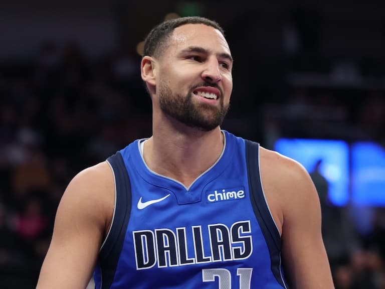 NBA/Klay Thompson「聞飲料」迷因表情遭瘋傳!球迷笑翻:「到底聞了什麼?」