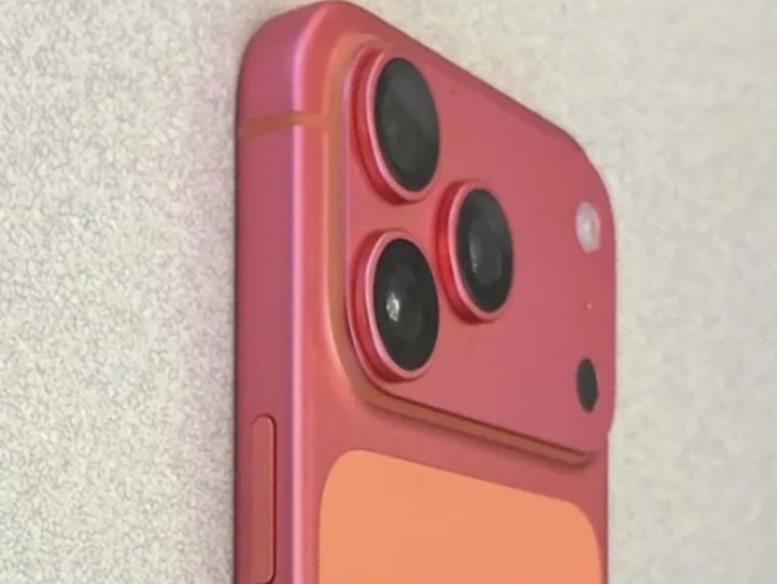 iPhone 17 Pro 宇宙橙變玫瑰金！災情曝光網笑：「該擦防曬了！」