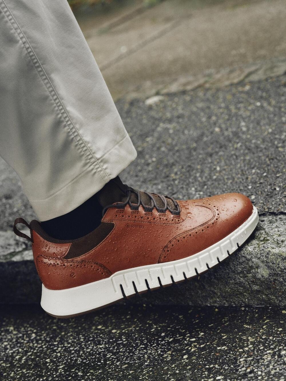 2025 年「正裝運動鞋」6 雙盤點推薦!ASICS、Salomon、Nike⋯紳士又舒適的正點好貨都在這!