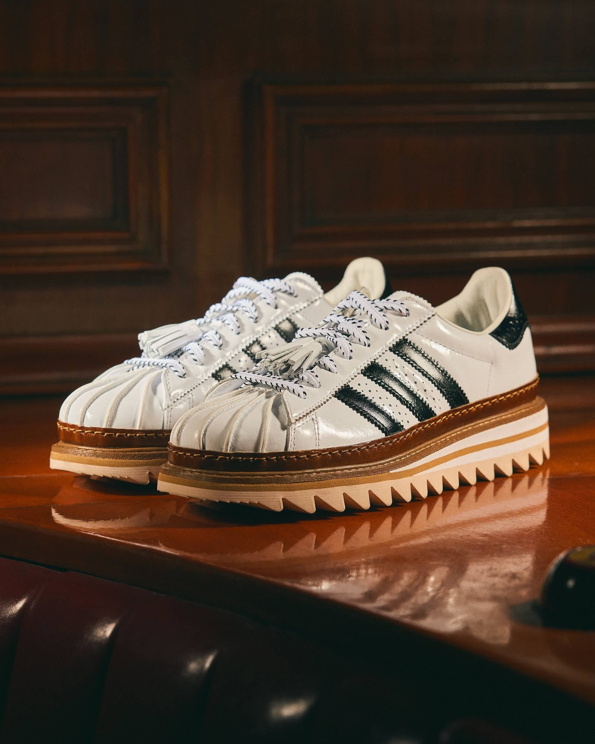 2025 年「正裝運動鞋」6 雙盤點推薦!ASICS、Salomon、Nike⋯紳士又舒適的正點好貨都在這!