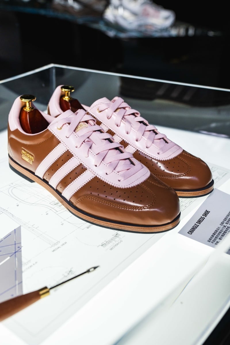 adidas 上海時裝周「POWER OF THREE」重磅壓軸登場:陳冠希、Poggy 等人皆現身,共創三條線的未來宣言!