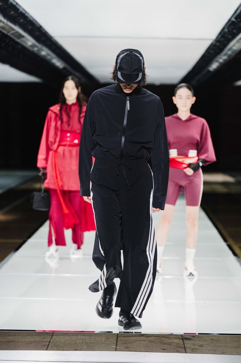 adidas 上海時裝周「POWER OF THREE」重磅壓軸登場:陳冠希、Poggy 等人皆現身,共創三條線的未來宣言!