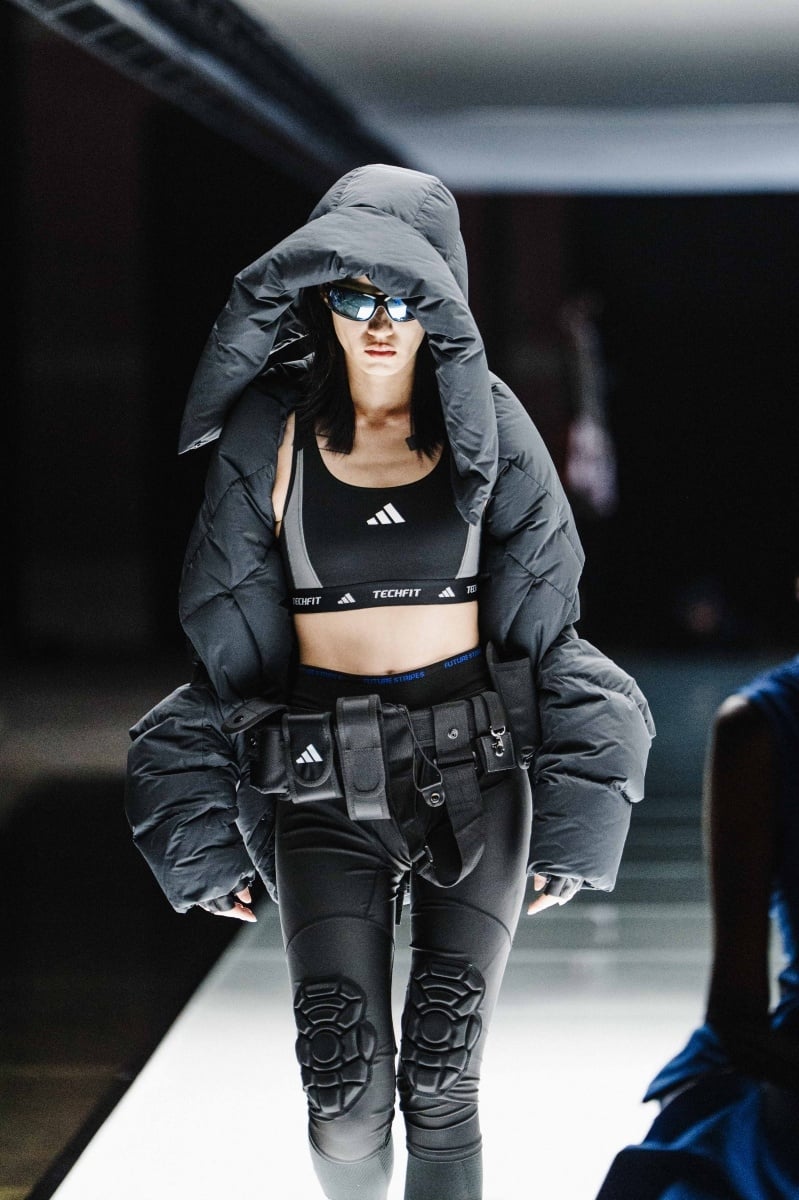 adidas 上海時裝周「POWER OF THREE」重磅壓軸登場:陳冠希、Poggy 等人皆現身,共創三條線的未來宣言!