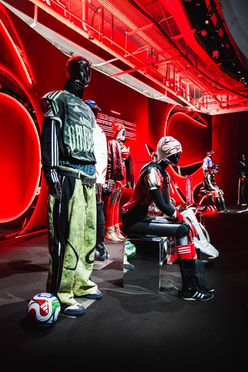 adidas 上海時裝周「POWER OF THREE」重磅壓軸登場:陳冠希、Poggy 等人皆現身,共創三條線的未來宣言!