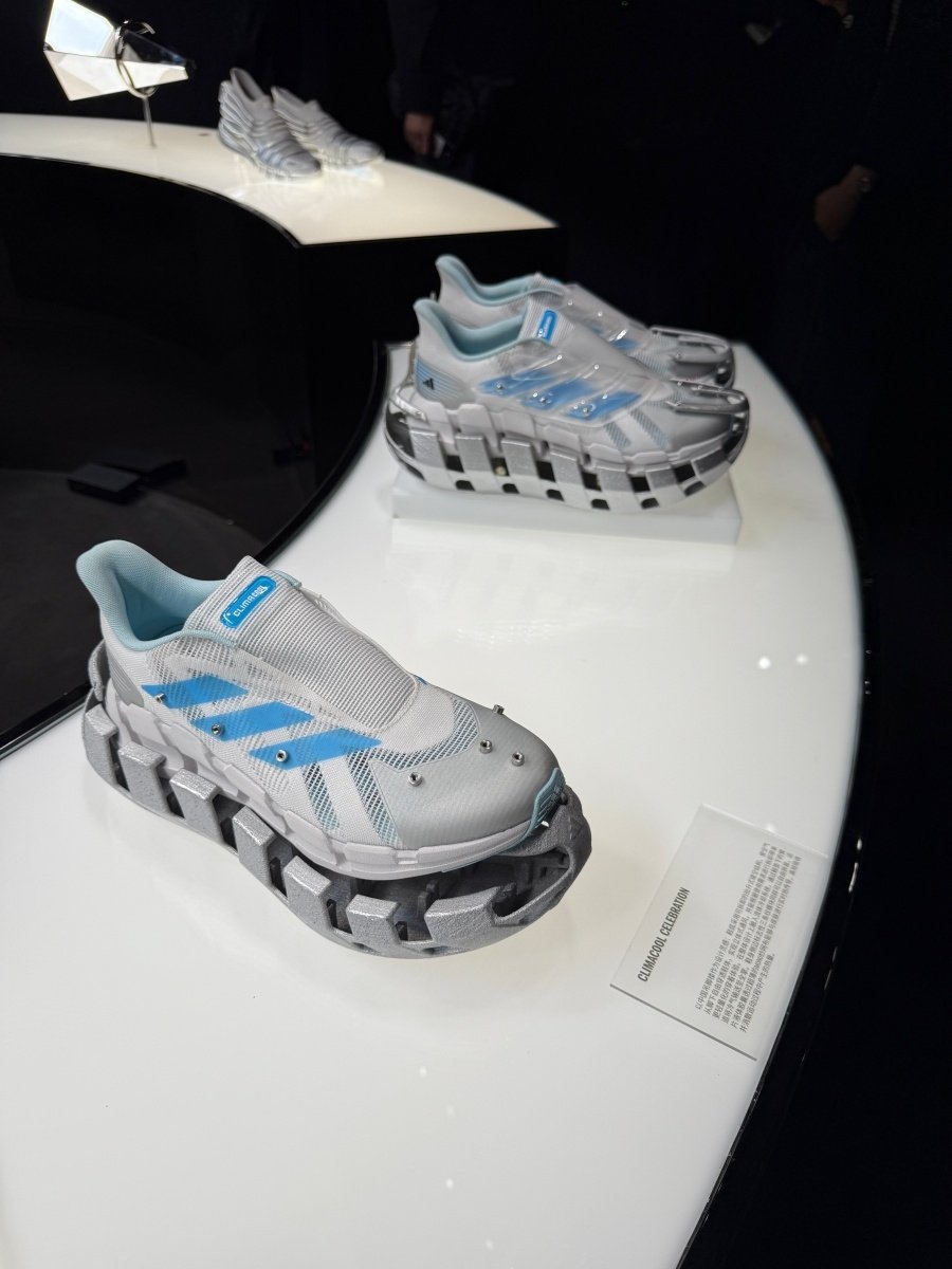 adidas 上海時裝周「POWER OF THREE」重磅壓軸登場:陳冠希、Poggy 等人皆現身,共創三條線的未來宣言!