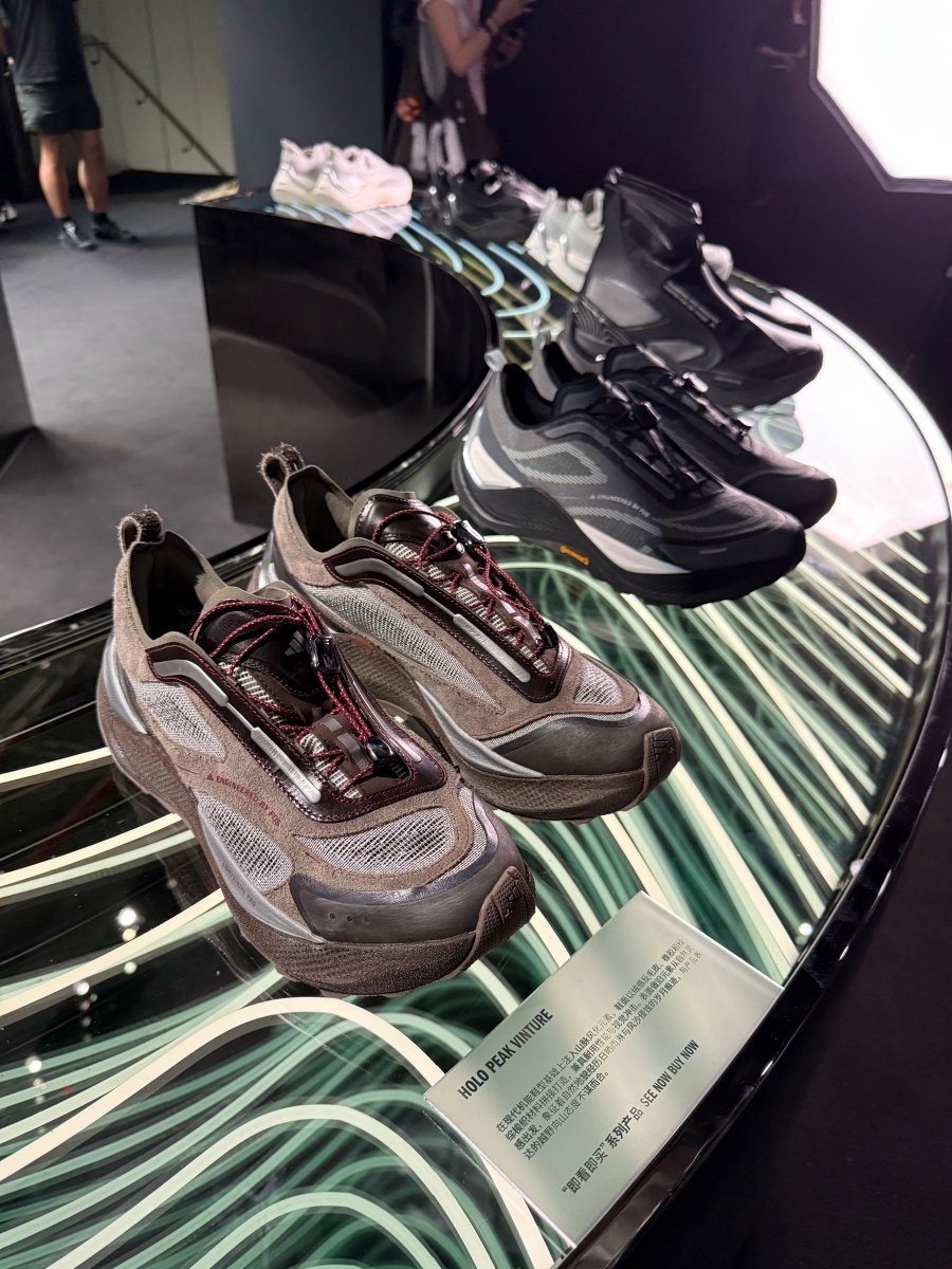 adidas 上海時裝周「POWER OF THREE」重磅壓軸登場:陳冠希、Poggy 等人皆現身,共創三條線的未來宣言!
