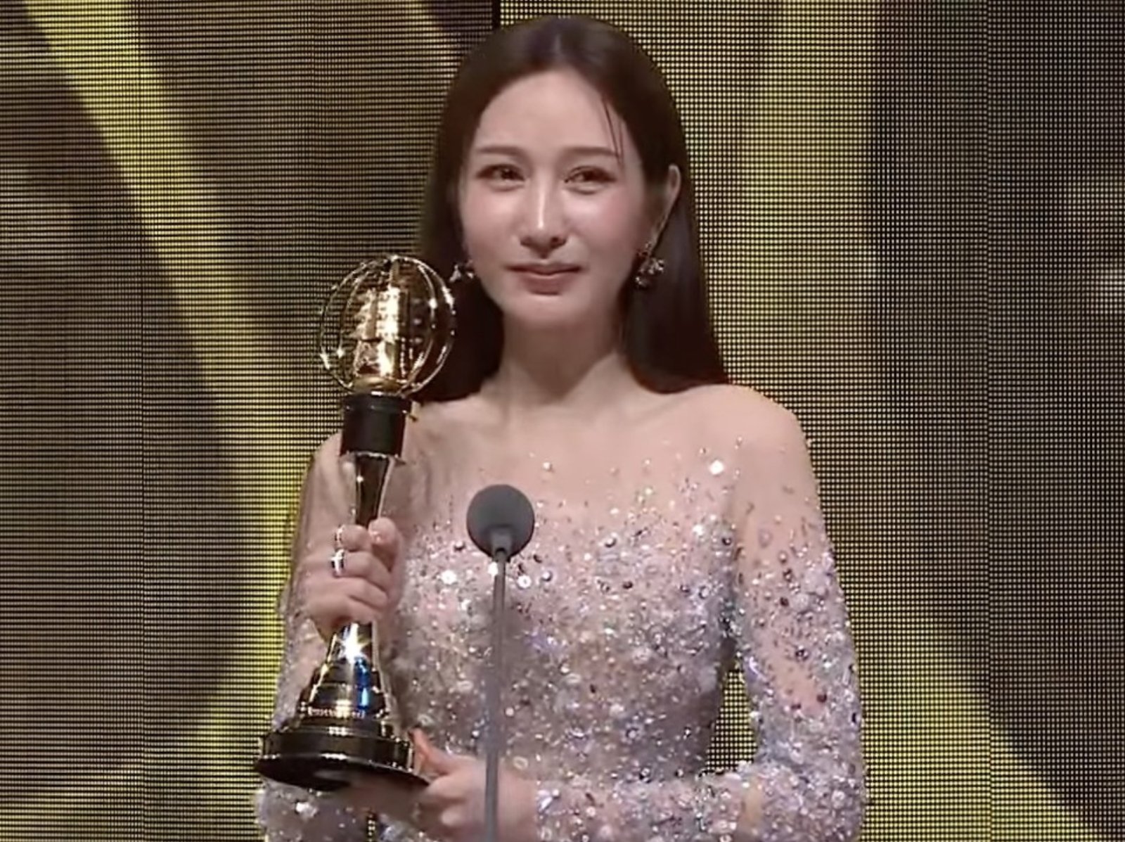 金鐘60／《影后》曾莞婷奪下「戲劇節目女配角獎」，哽咽：「這條路走了 27 年！」