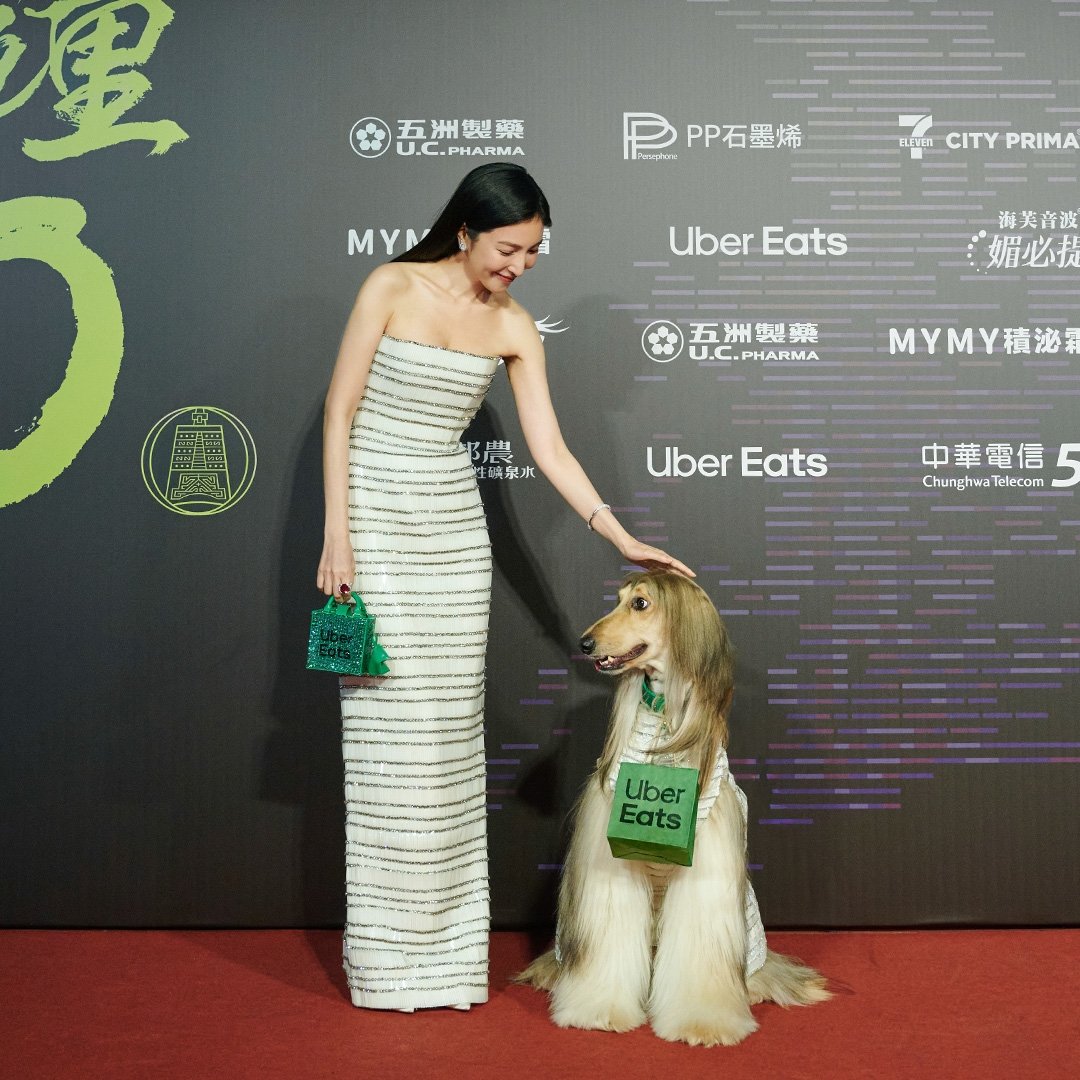 Uber Eats 驚喜外送成金鐘亮點!楊謹華「分身」走上紅毯送來「特製禮物」神似度根本 100 分!