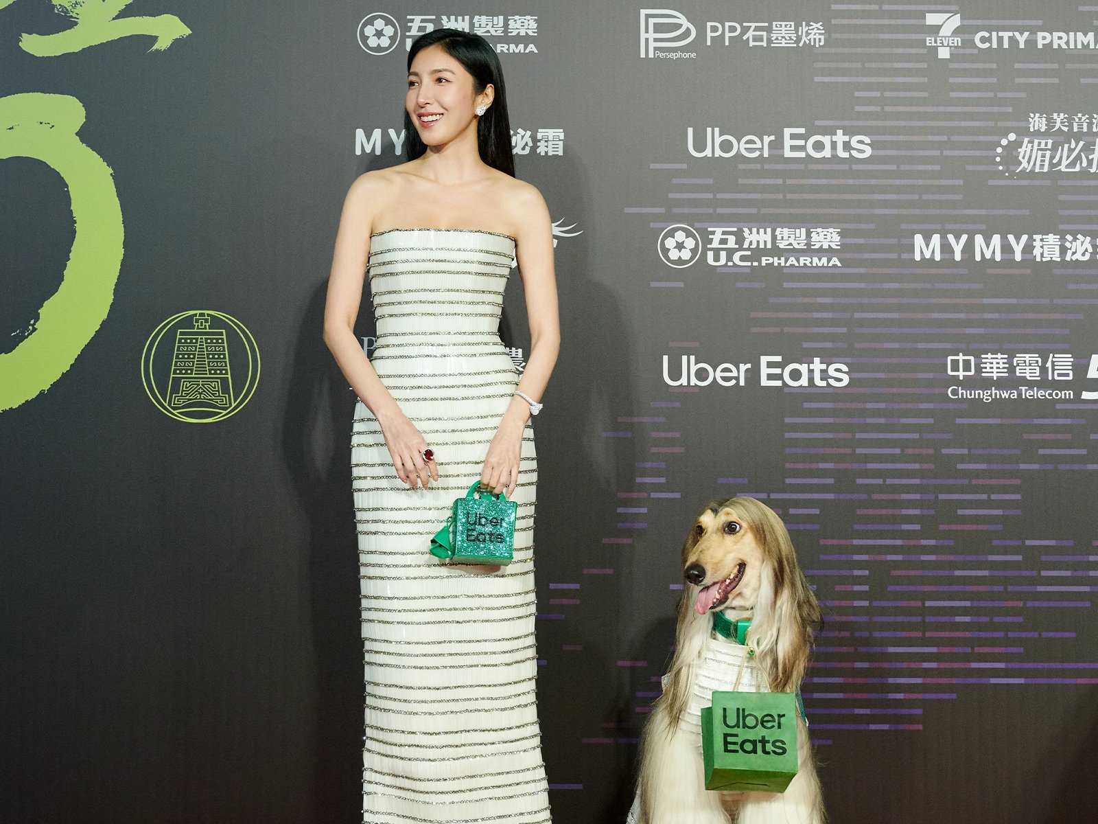 Uber Eats 驚喜外送成金鐘亮點！楊謹華「分身」走上紅毯送來「特製禮物」神似度根本 100 分！
