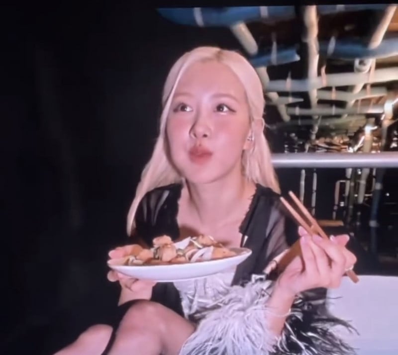 BLACKPINK Rosé 高雄開唱大嗑台灣美食!鳳梨酥、鹹酥雞都入列粉絲暴動搶同款!