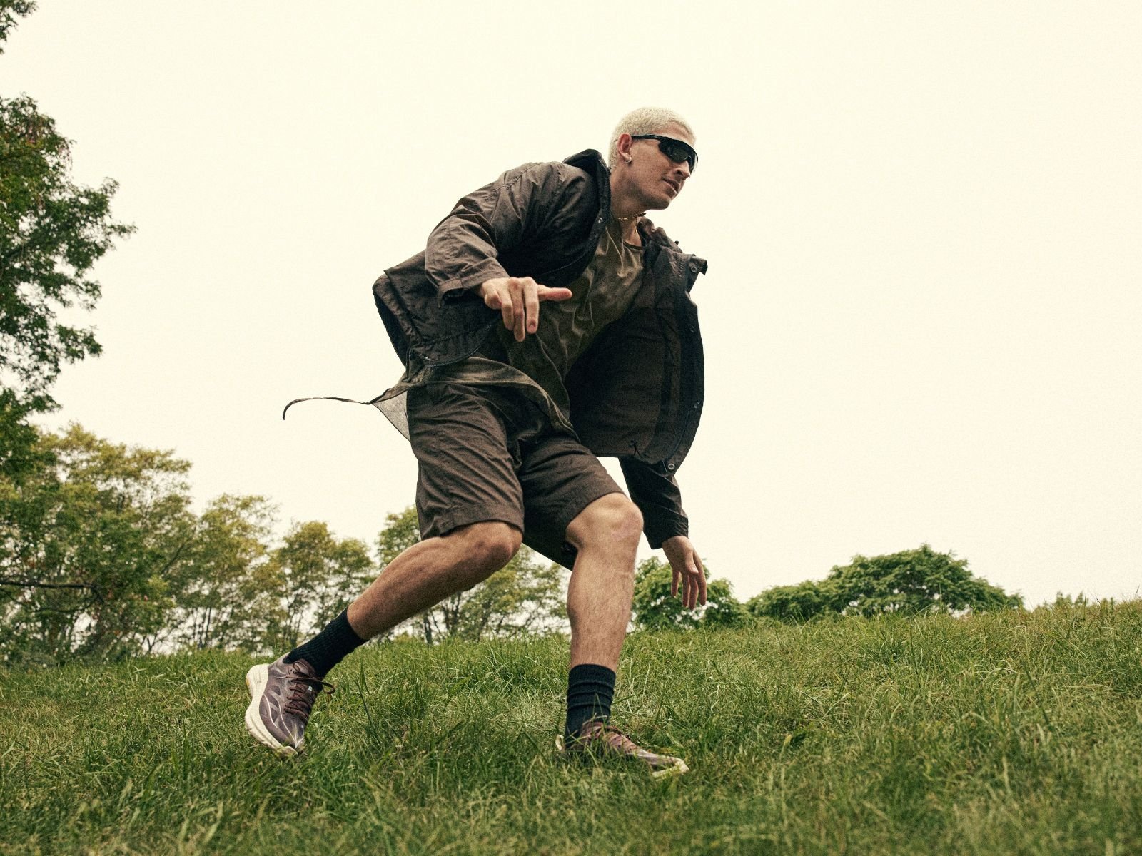 從 Salomon 苦命上班族到厚底越野革命家！ HOKA 如何在 Gorpcore 時代從山徑跑進街頭，逆流成為潮流霸主？