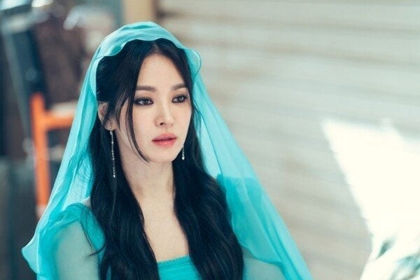 Suzy 秀智拍《許願吧,精靈》和宋慧喬變閨蜜!親曝:「下雨天就會想到她!」