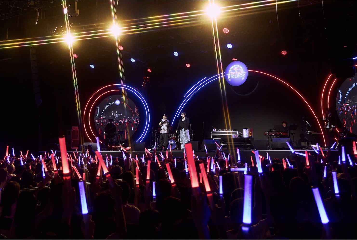 Red Bull Jukebox 登台開唱!ØZI 化身「點唱王」首度母子演出嗨翻全場!