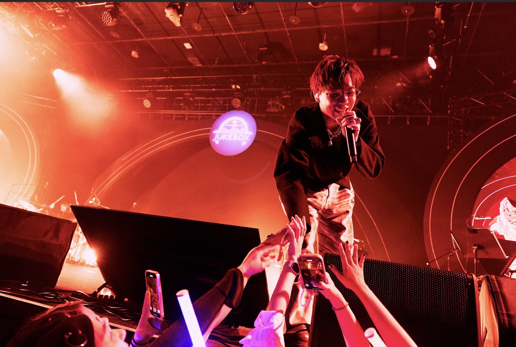 Red Bull Jukebox 登台開唱!ØZI 化身「點唱王」首度母子演出嗨翻全場!