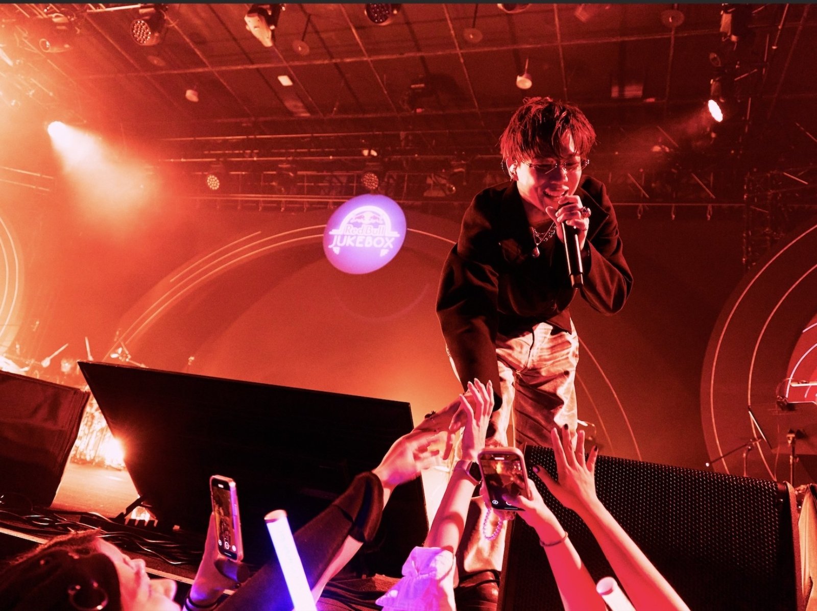 Red Bull Jukebox 登台開唱！ØZI 化身「點唱王」首度母子演出嗨翻全場！