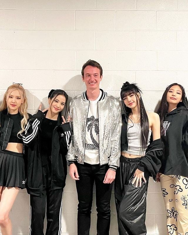BLACKPINK Lisa 獨留台灣!疑似和 LV 三公子約會!
