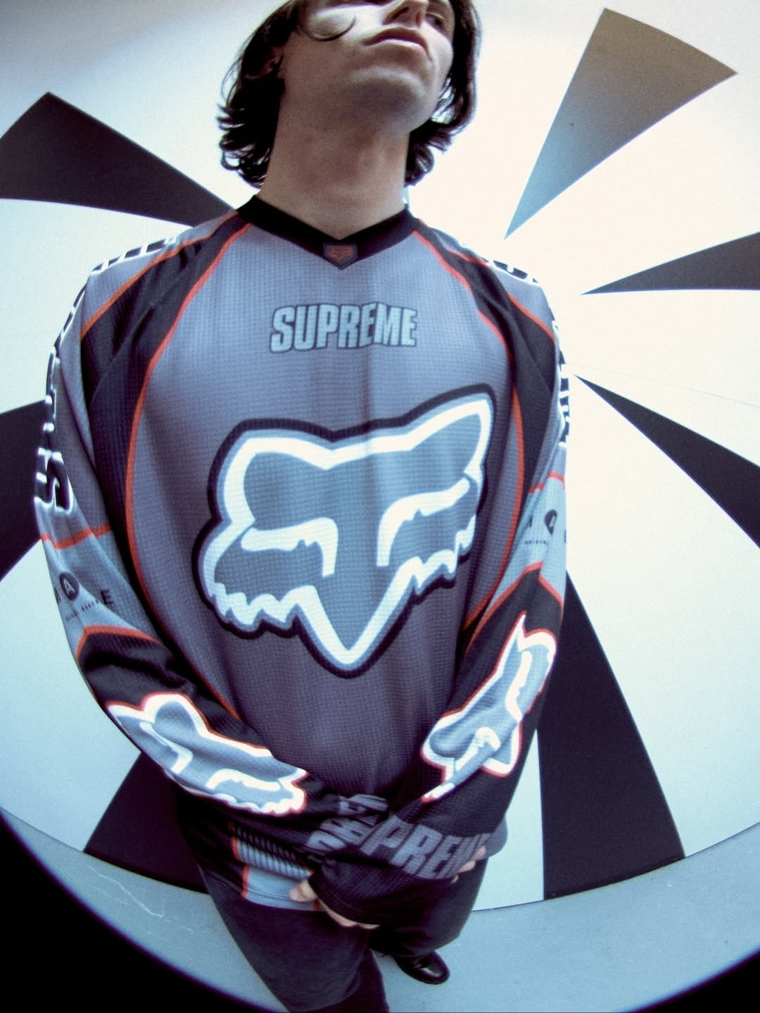 Supreme x Fox Racing 睽違兩年再度聯手！全新 2025 秋季系列更致敬已故傳奇饒舌歌手 DMX