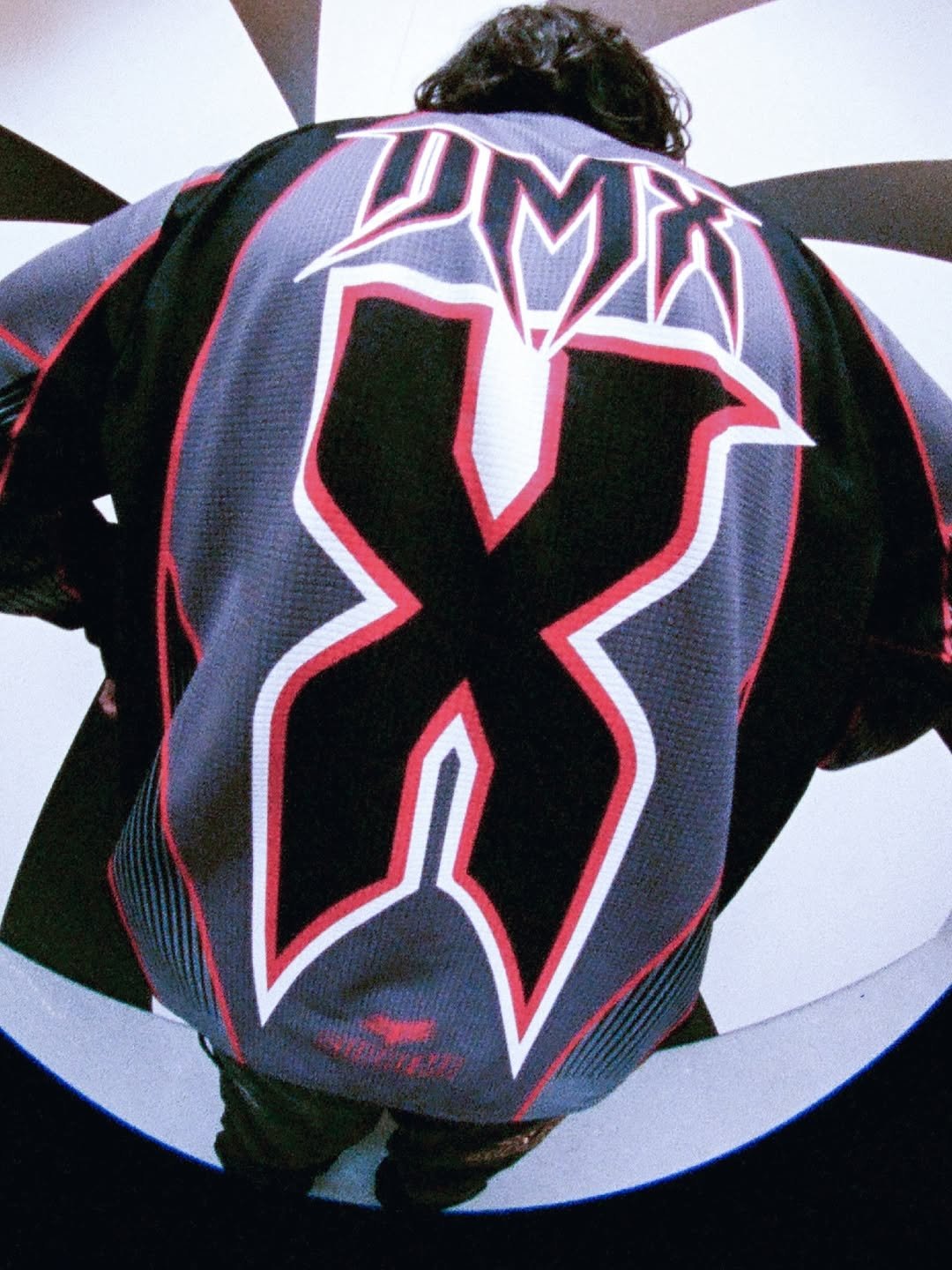 Supreme x Fox Racing 睽違兩年再度聯手！全新 2025 秋季系列更致敬已故傳奇饒舌歌手 DMX