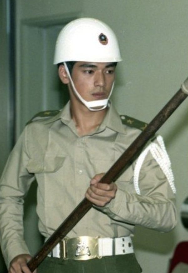 藝人閃兵事件延燒!金城武免當兵卻自願入伍,不只入營受訓還登國慶表演!