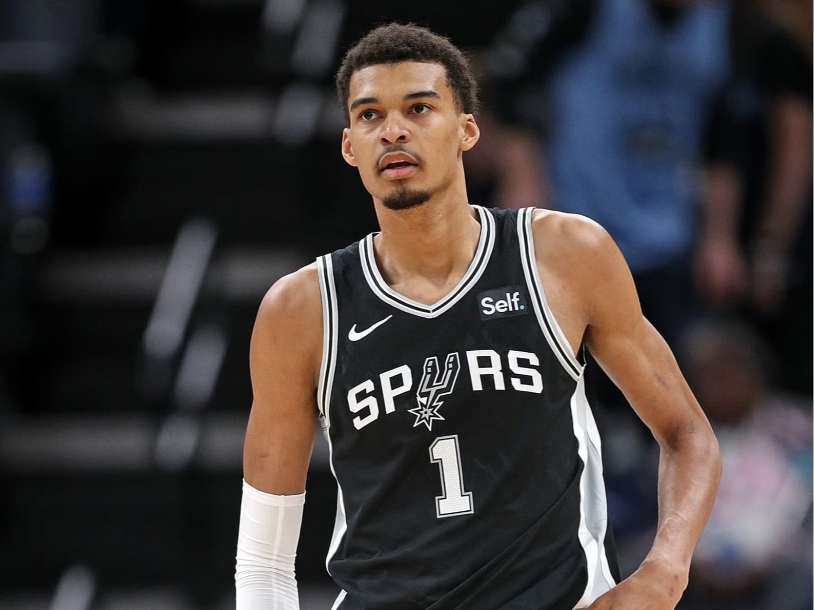 NBA／Wembanyama 新賽季首秀狂飆 40 分 15 籃板創鬼神紀錄！力壓 AD、Flagg 成最頂狀元！