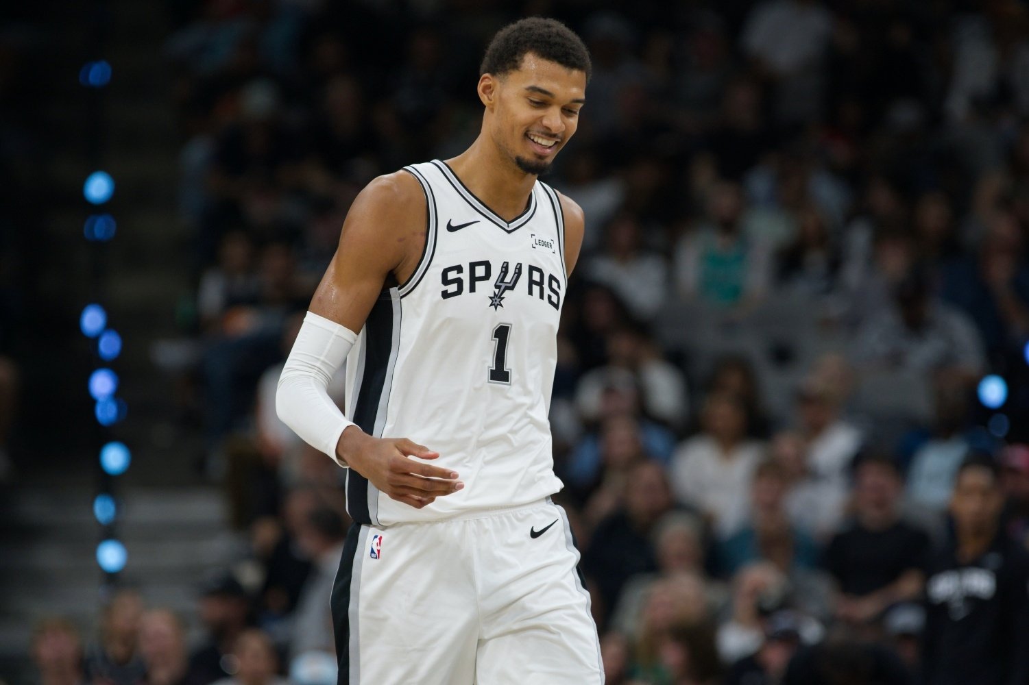 NBA/Wembanyama 兩秒內賞 2 鍋後帶球命中大號三分彈!再轟 31 分率馬刺開季三連勝!
