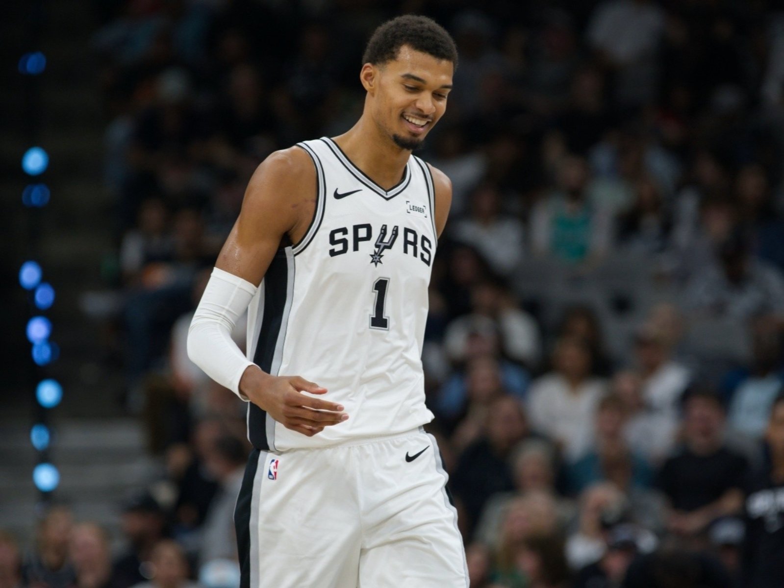 NBA/Wembanyama 兩秒內賞 2 鍋後帶球命中大號三分彈!再轟 31 分率馬刺開季三連勝!