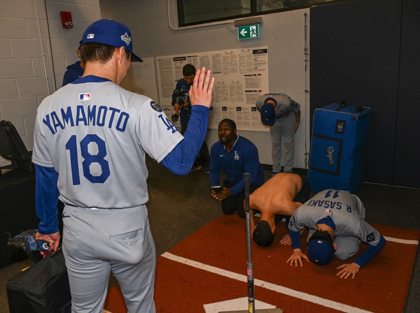MLB/佐佐木朗希「土下座」致敬山本由伸鬼神表現!網友朝聖笑翻「以為是 AI 生成!」