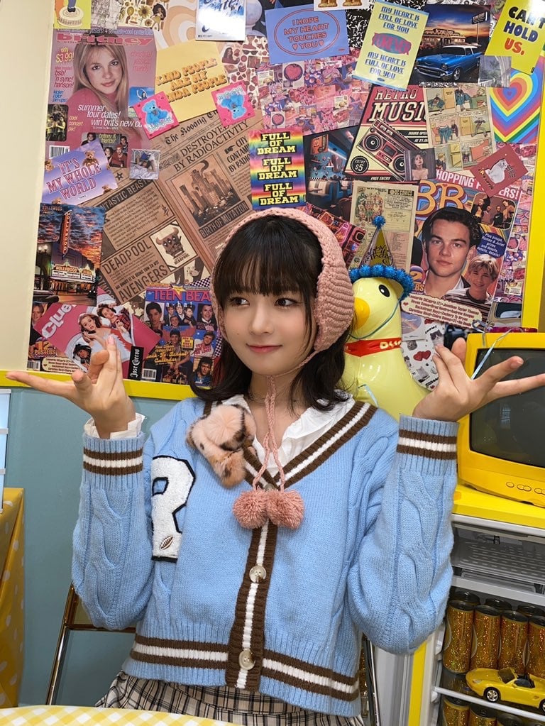 韓國明星流行拍照手勢、姿勢曝光!IVE Rei 反手比 V、CORTIS 拍照挑戰⋯一次看!