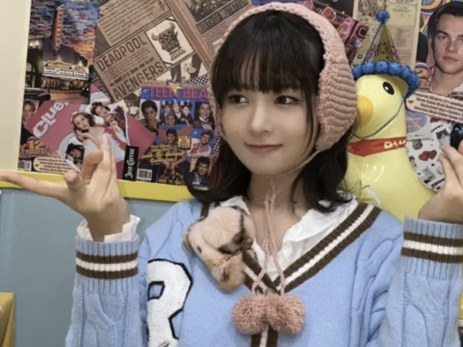 韓國明星流行拍照手勢、姿勢曝光!IVE Rei 反手比 V、CORTIS 拍照挑戰⋯一次看!