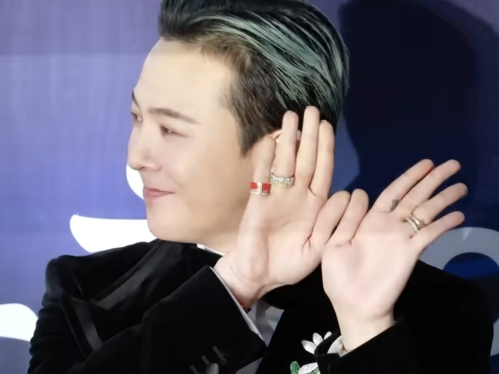 GD 權志龍頒獎典禮即興創新「比心手勢」,粉絲讚:「果然是潮流教主!」