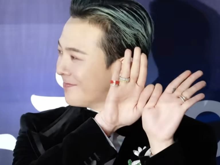 GD 權志龍頒獎典禮即興創新「比心手勢」，粉絲讚：「果然是潮流教主！」