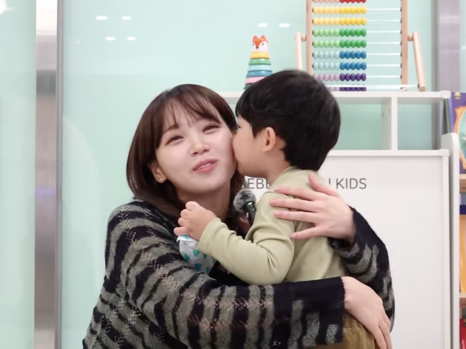 LE SSERAFIM 金采源親自教韓國萌娃 Yi Jin 唸〈SPAGHETTI〉!網喊:「想報名金老師英語課!」