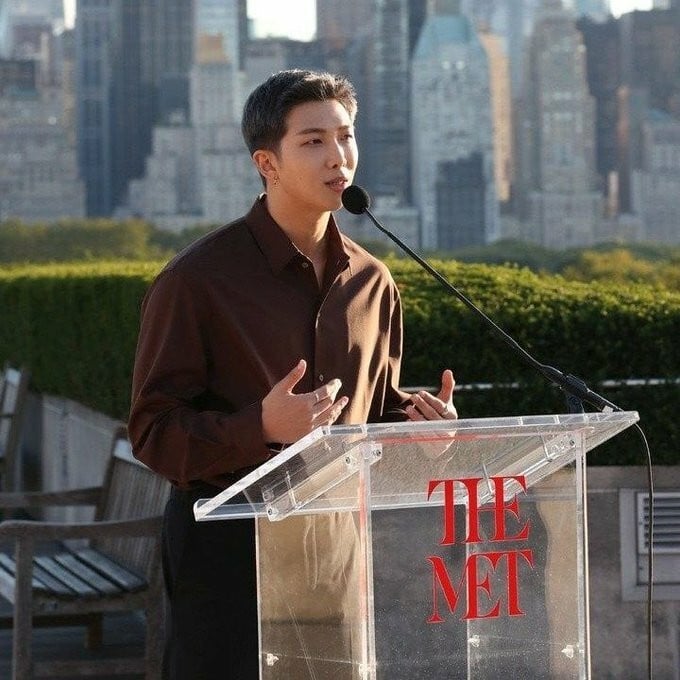 BTS 隊長 RM 受邀 APEC 高峰會演講!與黃仁勳、亞馬遜高層並列!