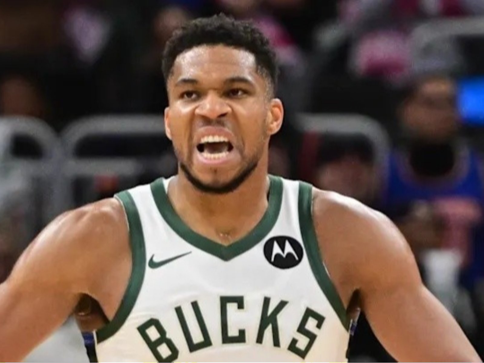 NBA/字母哥 Giannis「謎之步伐」上籃遭瘋傳!是否「走步違例」引網友熱烈討論!