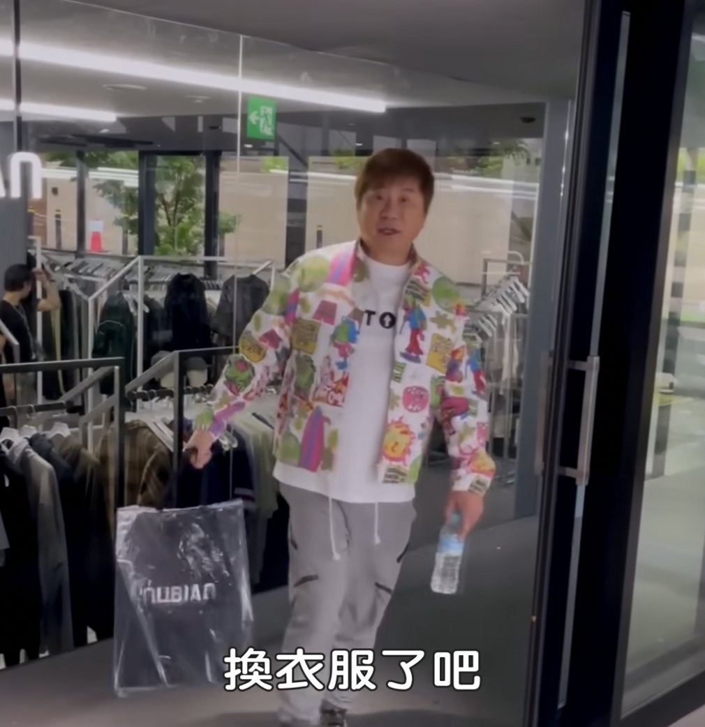 胡瓜不只穿 Needles 竟也還是資深島民?穿 Stone Island、逛 Nubian,展現綜藝大哥潮流風範!