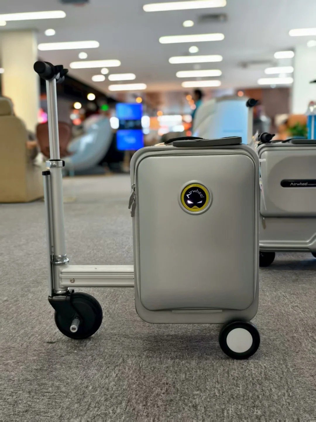 桃園機場規範禁用「電動行李箱」!日本、新加坡也禁止,違規最高罰 10 萬!