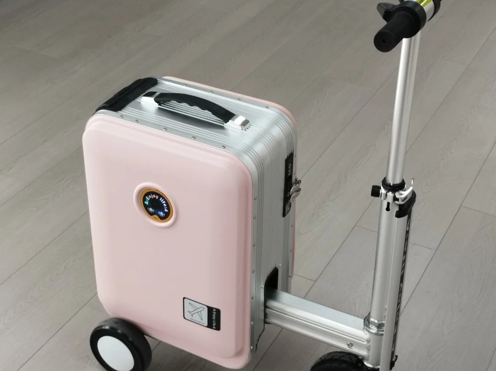 桃園機場規範禁用「電動行李箱」!日本、新加坡也禁止,違規最高罰 10 萬!