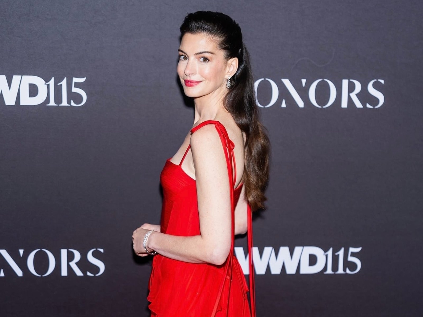 安海瑟薇 Anne Hathaway 身高 173 鮮紅禮服亮相驚豔眾人！網嘆：「不愧是紅毯資優生！」