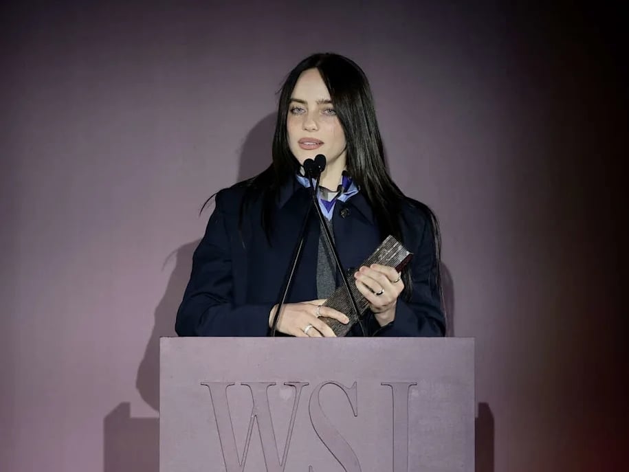 怪奇比莉 Billie Eilish 巡演收入全數捐出!頒獎典禮嗆富豪:「有錢就該幫助別人!」