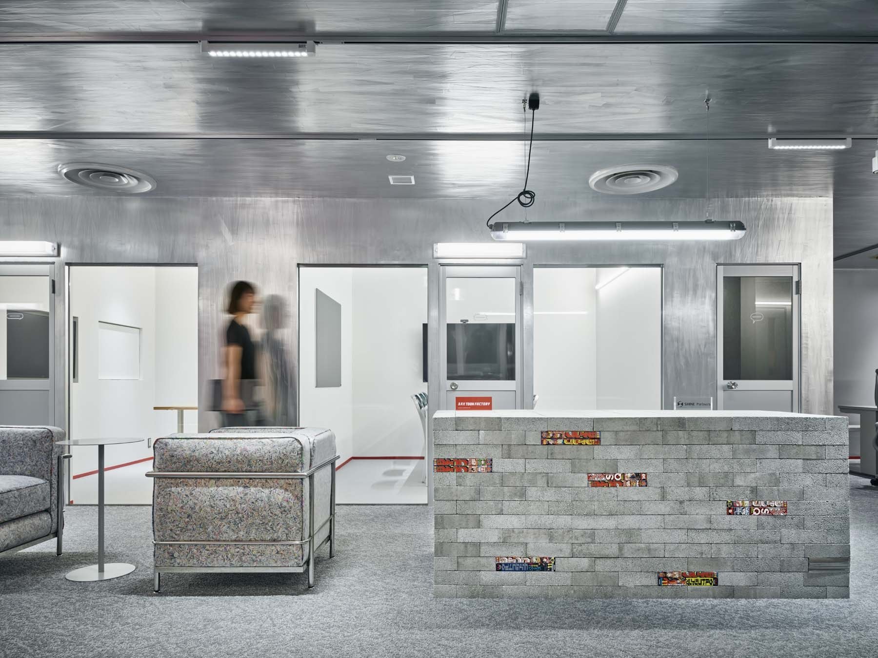 《咒術迴戰》、《鏈鋸人》的誕生地！集英社全新辦公室大公開，將漫畫融合進牆壁、沙發與整個空間！