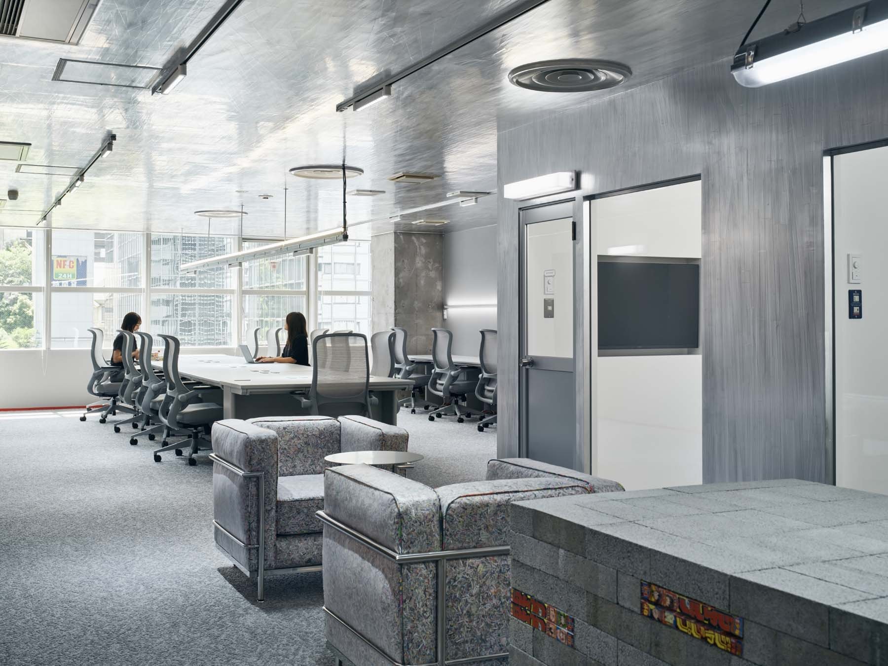 《咒術迴戰》、《鏈鋸人》的誕生地！集英社全新辦公室大公開，將漫畫融合進牆壁、沙發與整個空間！