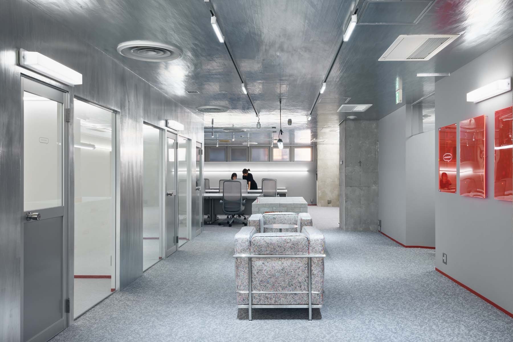 《咒術迴戰》、《鏈鋸人》的誕生地！集英社全新辦公室大公開，將漫畫融合進牆壁、沙發與整個空間！