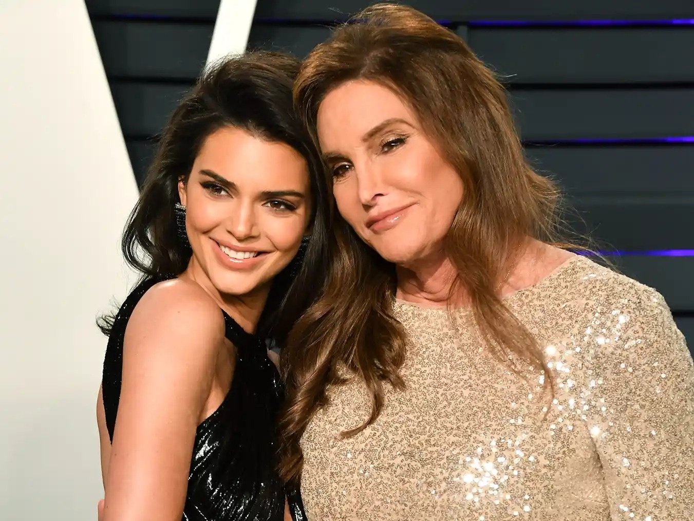 坎達兒珍娜罕見談父親！落淚直言：「我們的想法完全不同！」