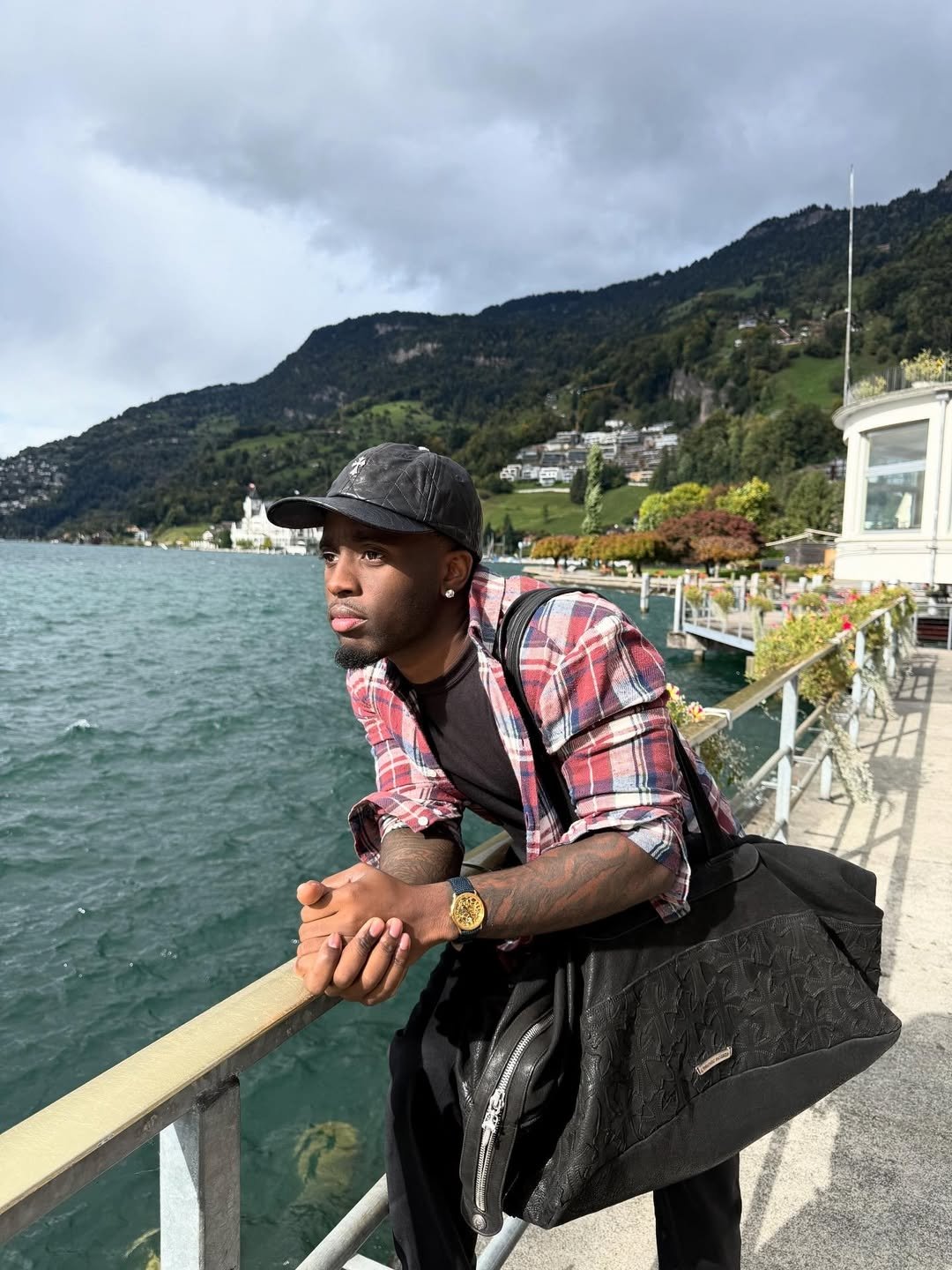 就連爬山也要戴 Richard Millie 超貴腕錶？Kai Cenat 歐洲度假放送，手上腕錶依舊是全場焦點！