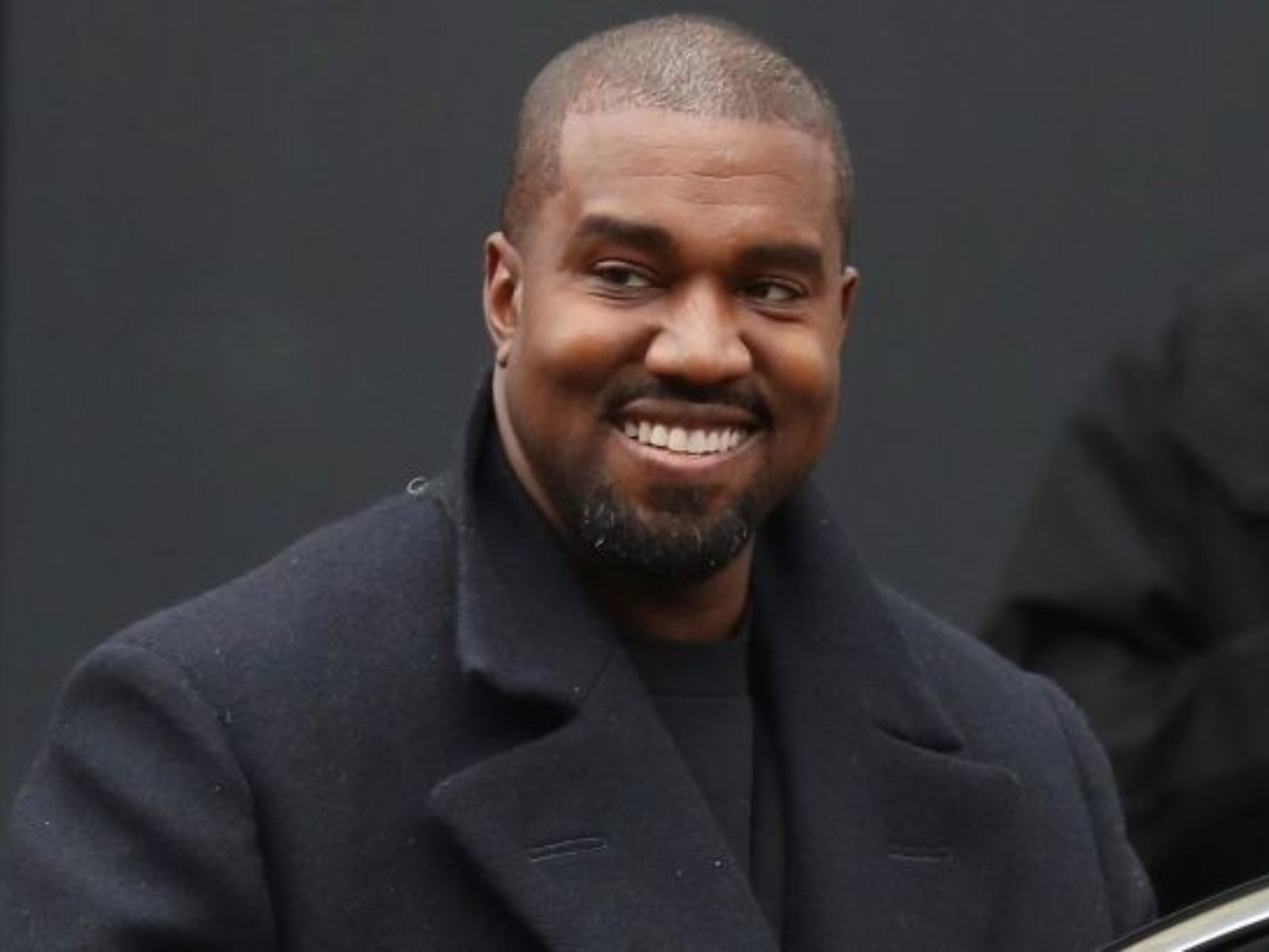 肯爺 Yeezy Slides 拖鞋 5 款新色無預警官網上架！每雙 20 美元球鞋圈再度引爆話題！