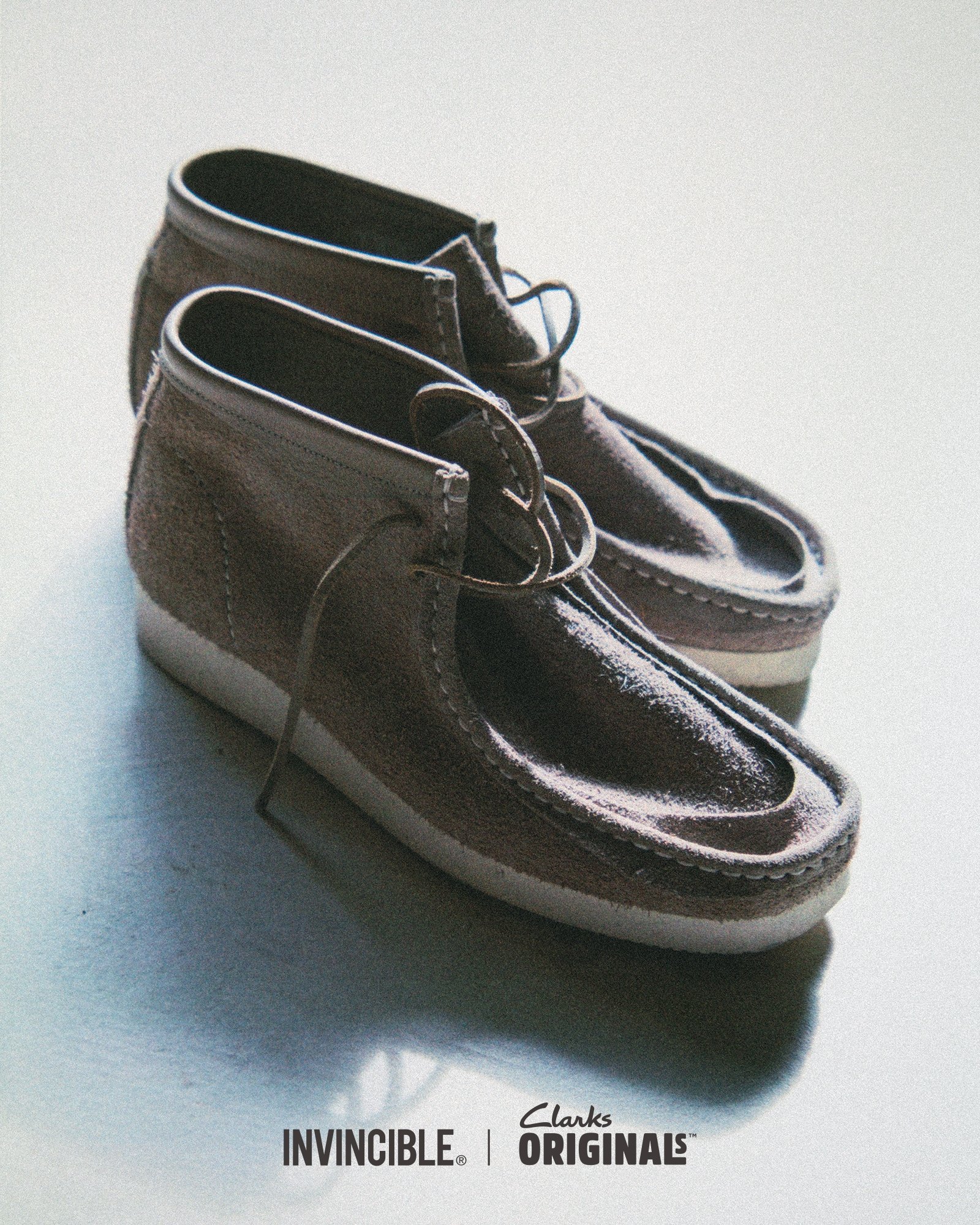 INVINCIBLE x Clarks Originals 首度聯名 Wallabee 袋鼠鞋發表！解構美學為經典注入全新層次！