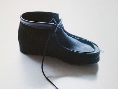 INVINCIBLE x Clarks Originals 首度聯名 Wallabee 袋鼠鞋發表！解構美學為經典注入全新層次！