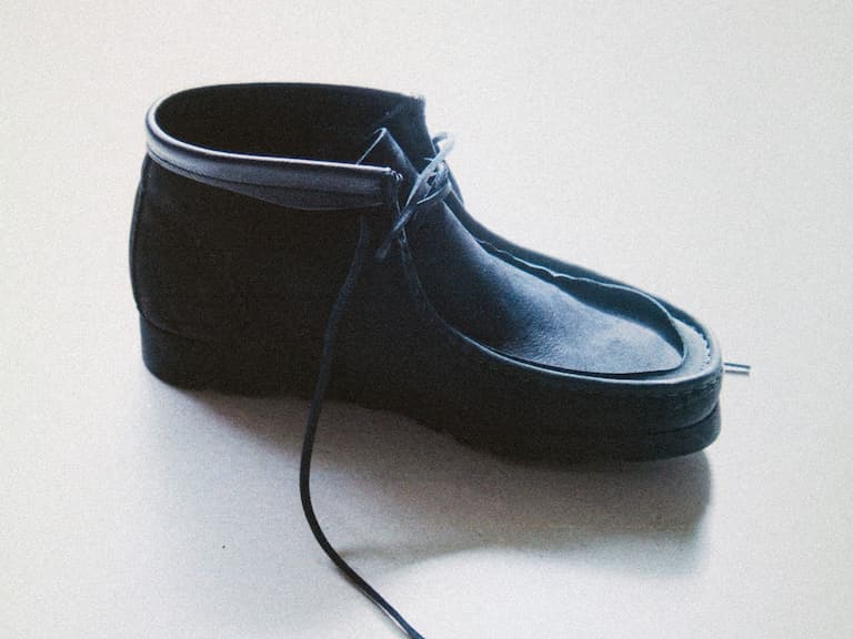 INVINCIBLE x Clarks Originals 首度聯名 Wallabee 袋鼠鞋發表！解構美學為經典注入全新層次！
